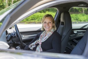 Vicki Butler-Henderson, una mujer blanca de pelo rubio y ojos azules, sentada al volante