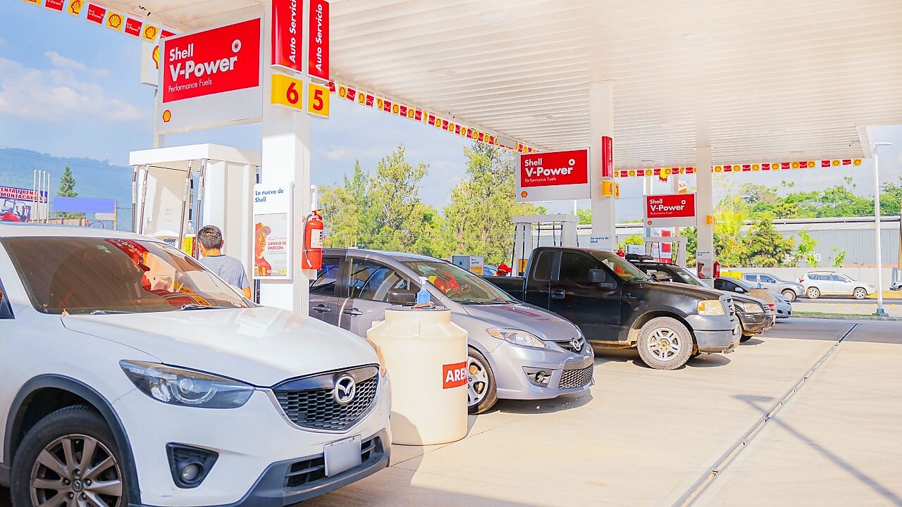 Coches estacionados en una estación de servicio de Shell