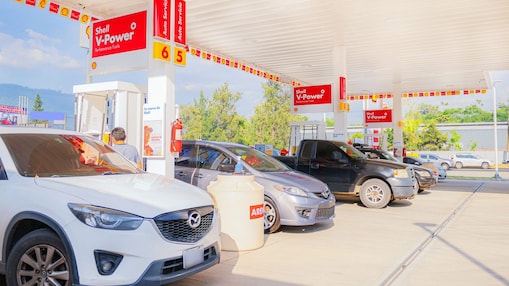 Coches estacionados en una estación de servicio de Shell