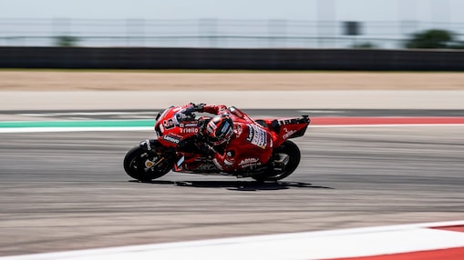 Moto de Ducati en una carretera