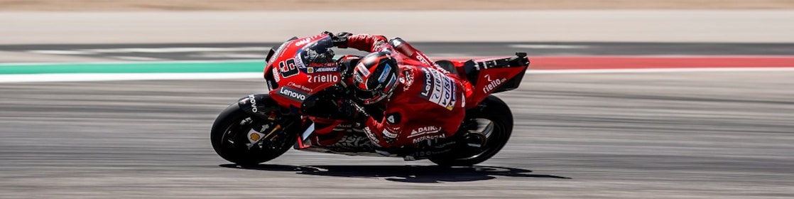 Moto de Ducati en una carretera
