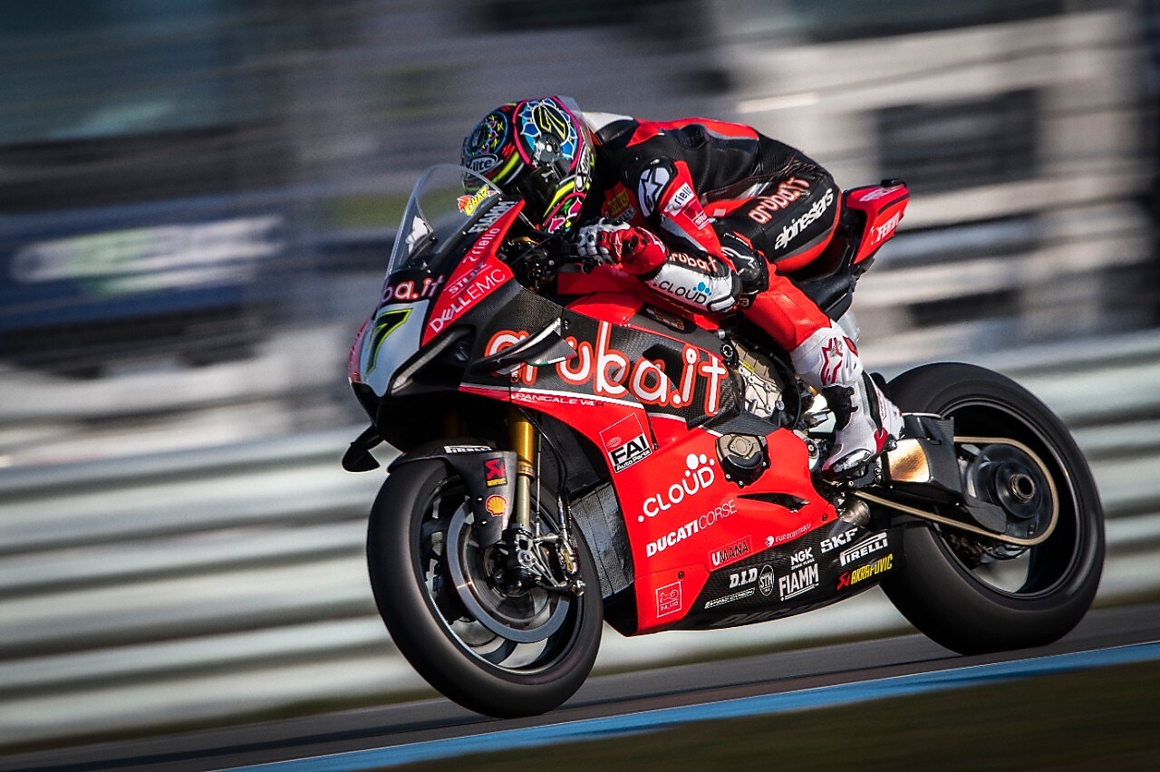 Moto de Ducati en una carretera