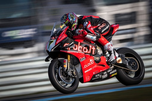 Moto de Ducati en una carretera