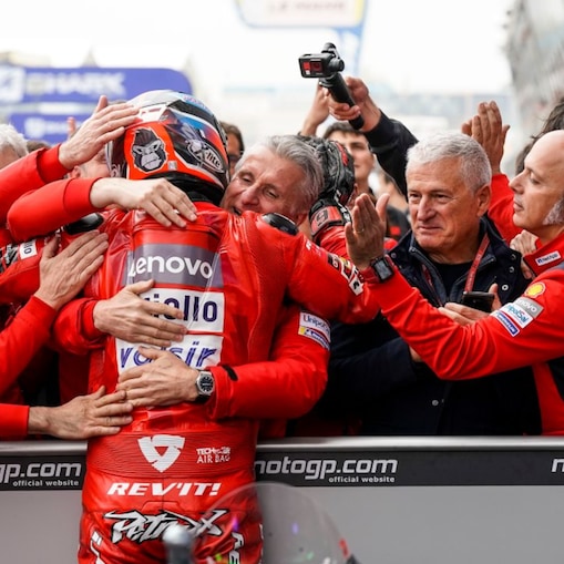 El piloto de Ducati abrazado por su equipo después de una carrera