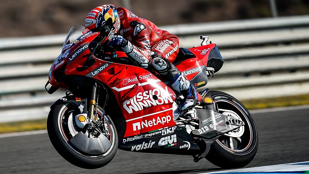 Moto de Ducati en una carretera