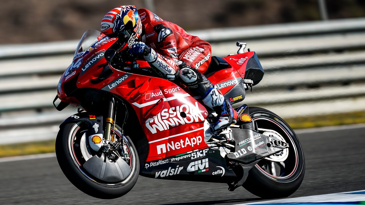 Moto de Ducati en una carretera