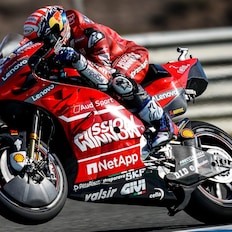 Moto de Ducati en una carretera