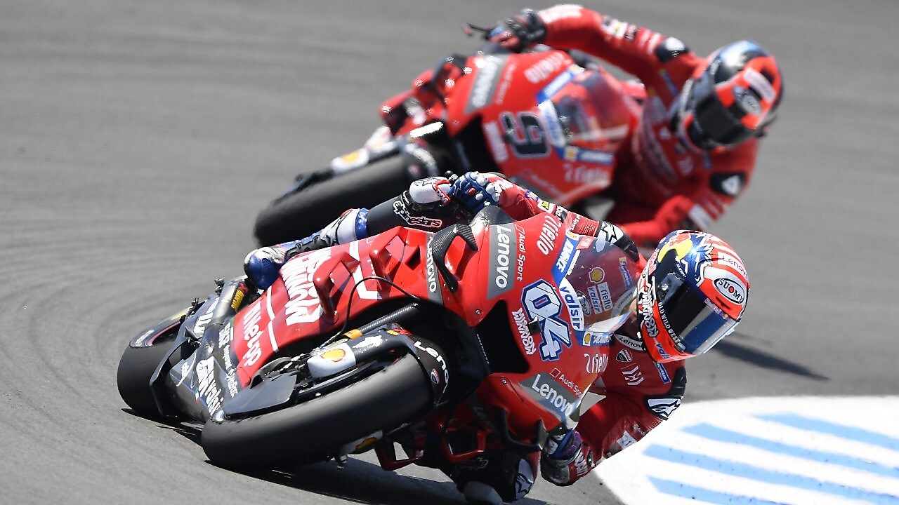 Dos motos de Ducati en una carretera