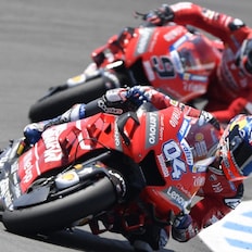 Dos motos de Ducati en una carretera