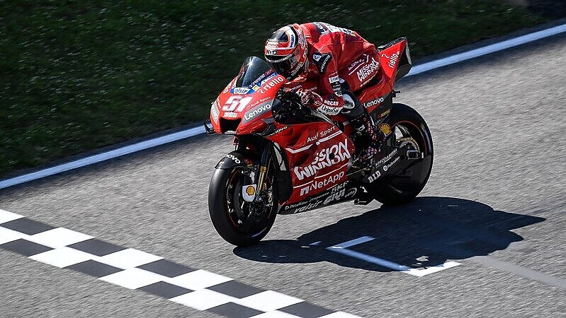 Moto de Ducati en una carretera