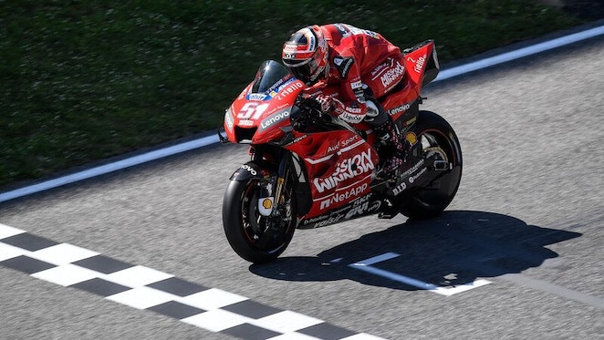 Moto de Ducati en una carretera