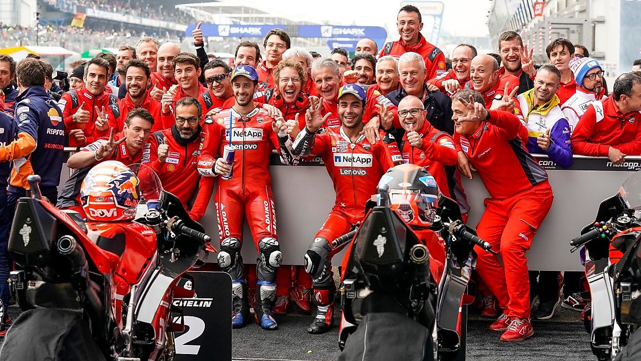 Equipo de Ducati sonrió para una foto después de una carrera