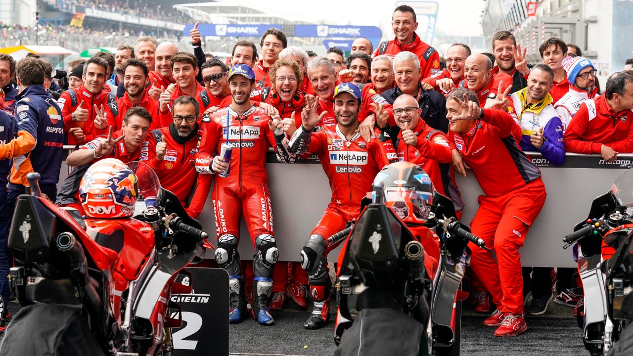 Equipo de Ducati sonrió para una foto después de una carrera