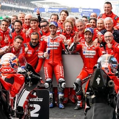 Equipo de Ducati sonrió para una foto después de una carrera