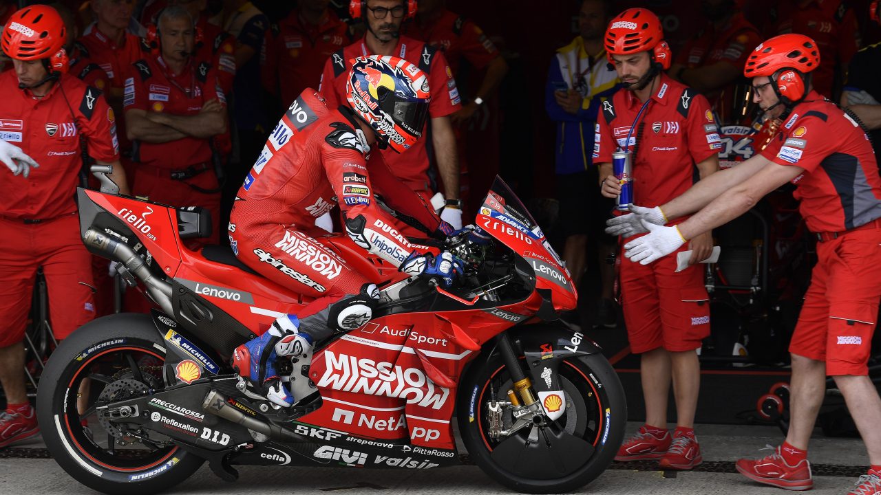 Moto de Ducati estacionada en cuanto su equipo chequea