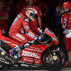 Moto de Ducati estacionada en cuanto su equipo chequea
