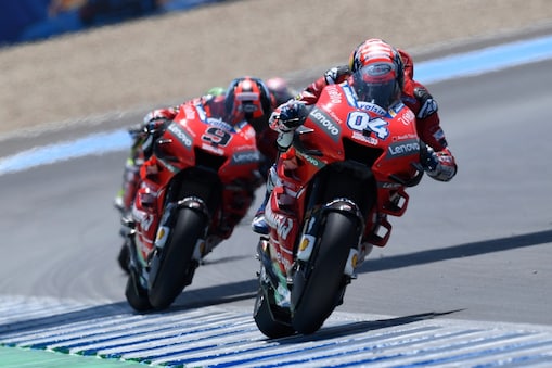 Dos motos de Ducati en una carretera