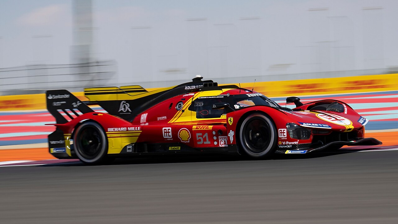 Istvan Kapitany y Benedetto Vigna adelante de una Ferrari 499P