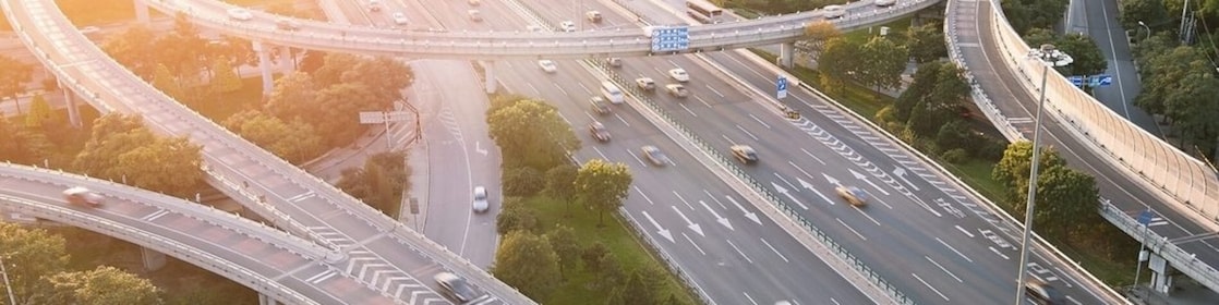 Vista aérea de avenidas con coches en movimiento