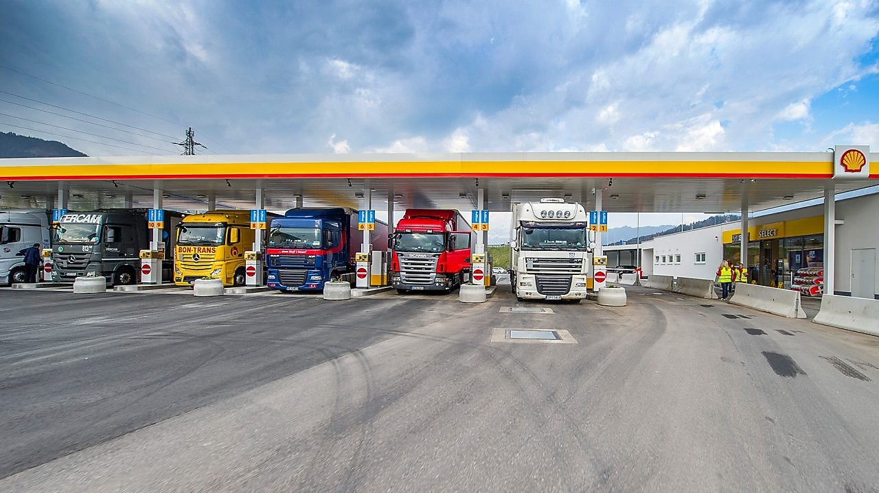 Estación de servicio de Shell con seis camiones estacionados