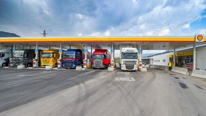 Estación de servicio de Shell con seis camiones estacionados