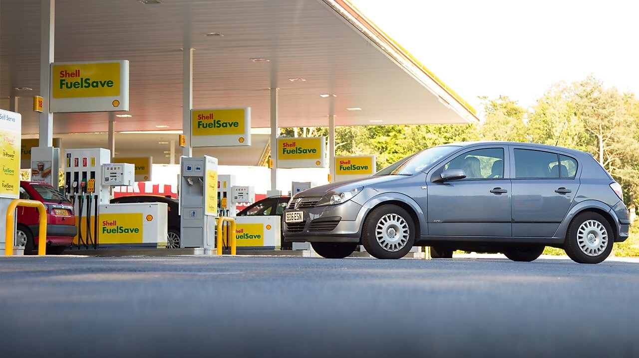 Coche gris estacionado em estación de servicio de Shell en que se lee “Shell FuelSave”