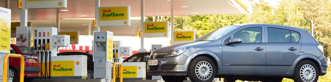 Coche gris estacionado em estación de servicio de Shell en que se lee “Shell FuelSave”